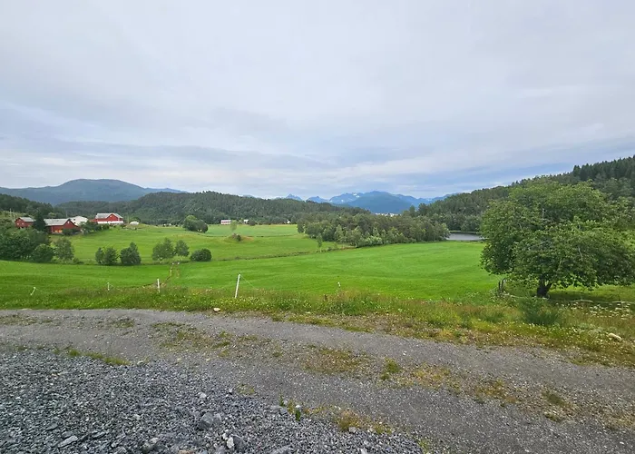Gardsidyll I Flotte Omgivelser